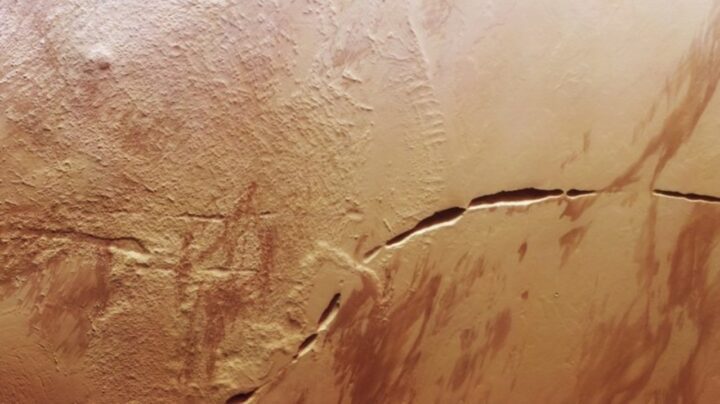 Nouvelle image étonnante montre une énorme "cicatrice" sur le sol de Mars 2 Image de la Fossa de Aganippe sur Mars