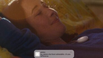 On dirait un pendentif mais c'est une intelligence artificielle qui envoie des messages sur ta vie : qu'est-ce que Friend 5 FRIEND | Le nouvel appareil portable