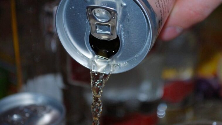 Pourquoi mélanger boissons énergisantes et alcool n'est pas une bonne idée : effets permanents possibles sur le cerveau 1 Immagine