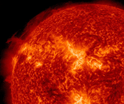 Que sont les trous coronaux et quels impacts ont-ils sur la Terre : décryptage de la physicienne Valentina Penza 6 Une langue de plasma dans l'atmosphère du Soleil. Crédit : spaceweather.com / Solar Dynamics Observatory
