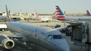 Un incendie d'ordinateur portable sur un vol d'American Airlines entraîne une évacuation d'urgence et des blessés 14 Laptop fire on American Airlines flight leads to emergency evacuation, injuries