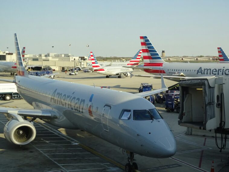 Un incendie d'ordinateur portable sur un vol d'American Airlines entraîne une évacuation d'urgence et des blessés 1 Laptop fire on American Airlines flight leads to emergency evacuation, injuries