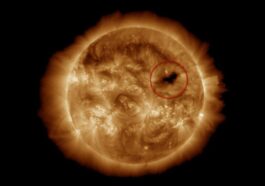 Le trou coronal responsable de la tempête géomagnétique. Crédit : SDO/AIA
