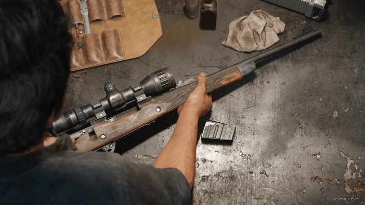 Joel place une carabine sur une table dans The Last of Us Part I.