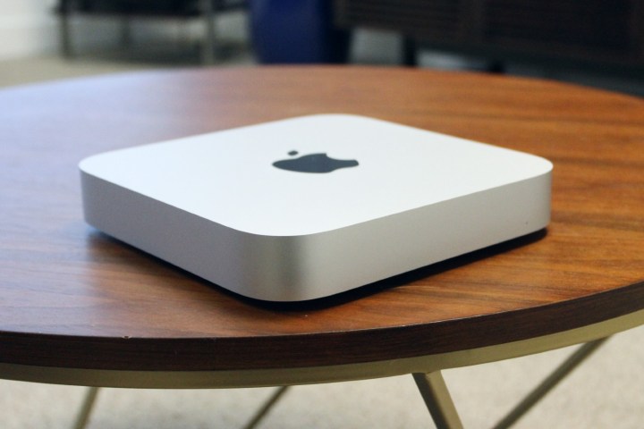Un redesign « Drastique » des Mac pourrait être lancé plus tard cette année 3 Le Mac mini sur un bureau en bois.