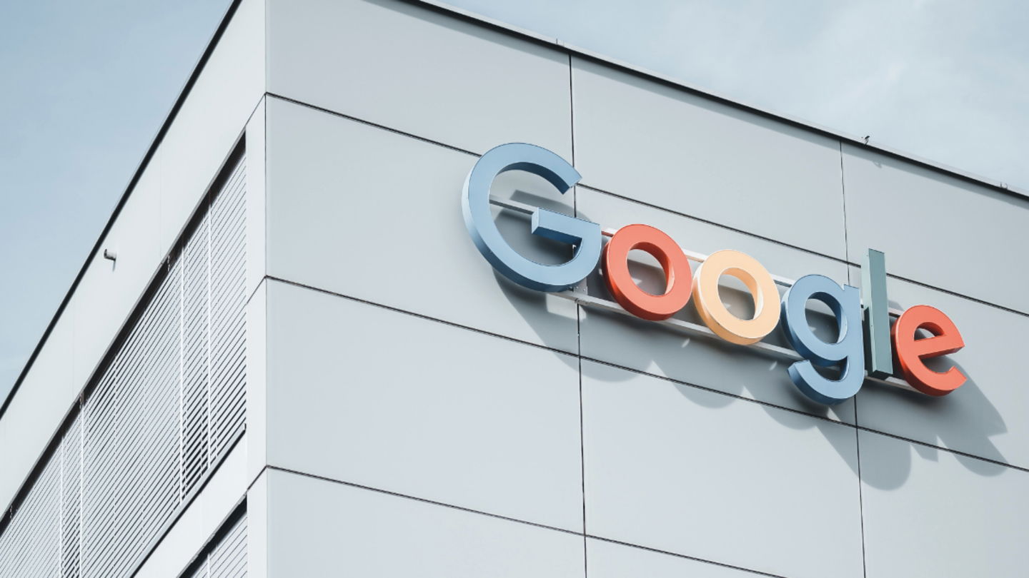 Google fait face aux deepfakes dans les résultats de recherche : voici les nouveaux changements 3 Le logo de Google sur l'un des bureaux de l'entreprise