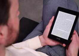 Developer jailbreaks Kindle into an E-Ink monitor, Rickrolls audience