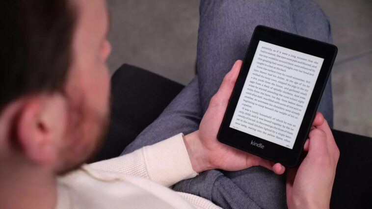 Un développeur jailbreake le Kindle pour le transformer en moniteur E-Ink, et Rickrolls séduit le public 1 Developer jailbreaks Kindle into an E-Ink monitor, Rickrolls audience