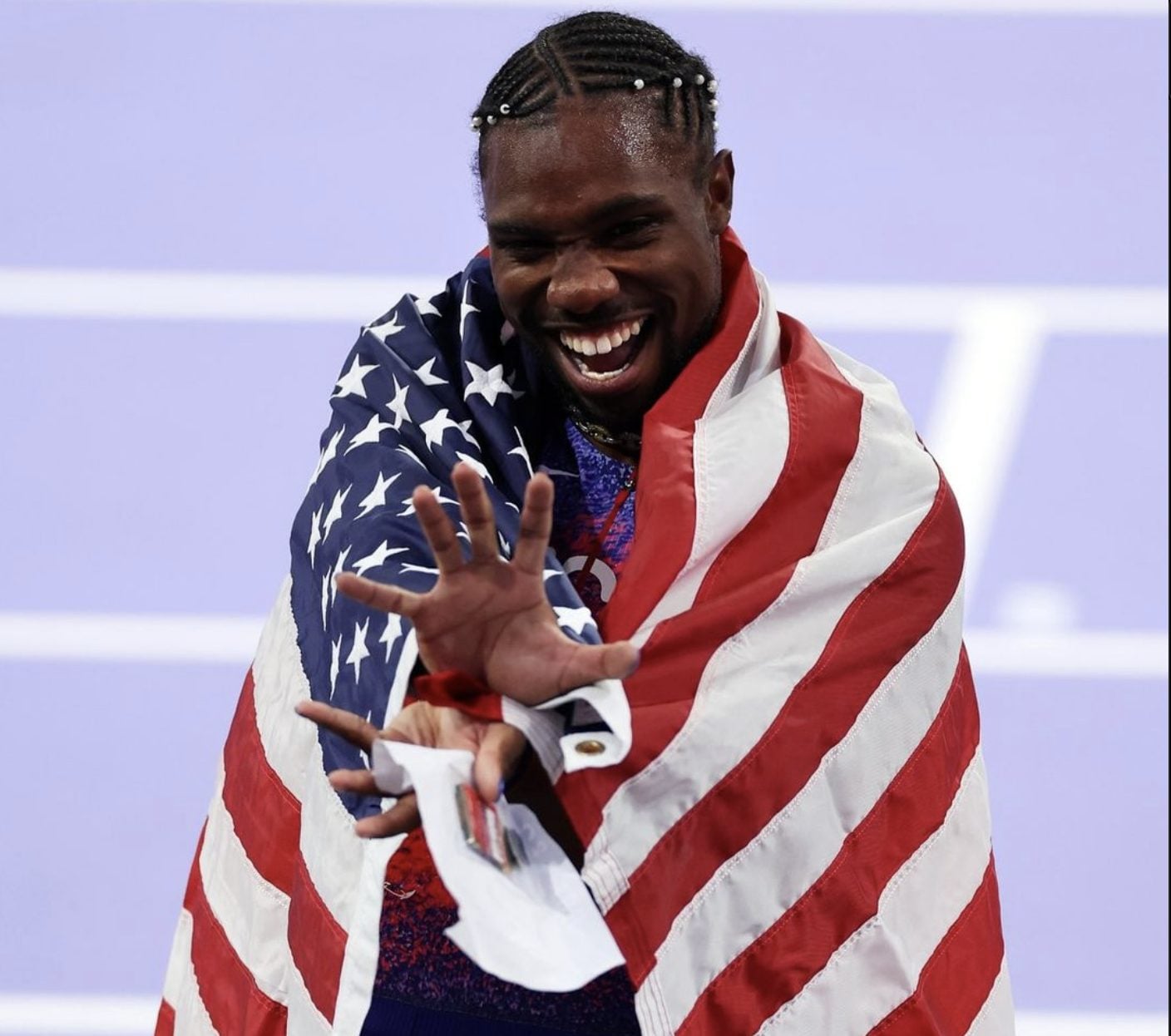 Les nerds ont finalement conquis aussi ces Olympiades : toutes les références de Paris 2024 3 NOAH LYLES | La pose après l'or olympique