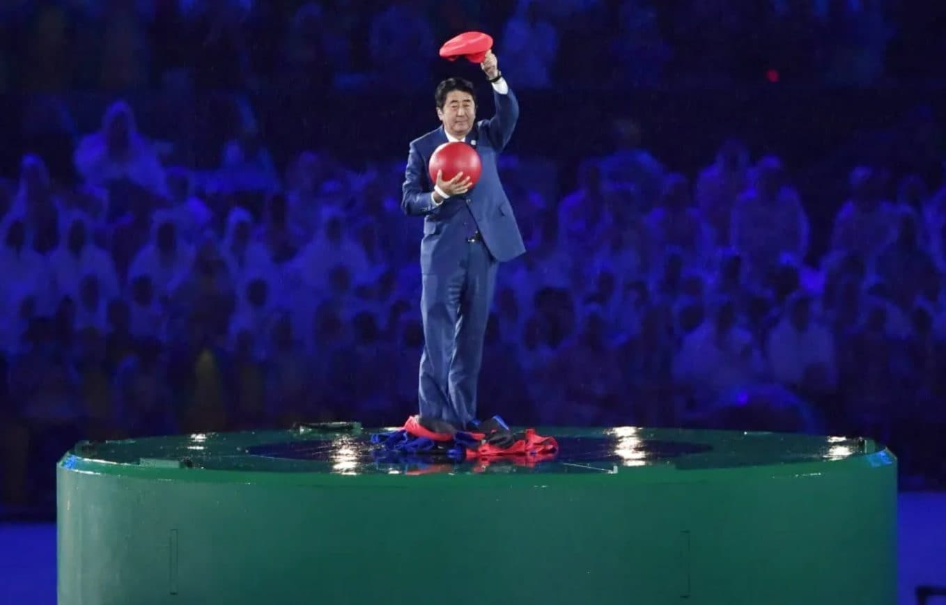 Les nerds ont finalement conquis aussi ces Olympiades : toutes les références de Paris 2024 6 OLYMPIADES GEEK | Shinzo Abe dans le costume de Super Mario à la fin des Jeux Olympiques de Rio 2016