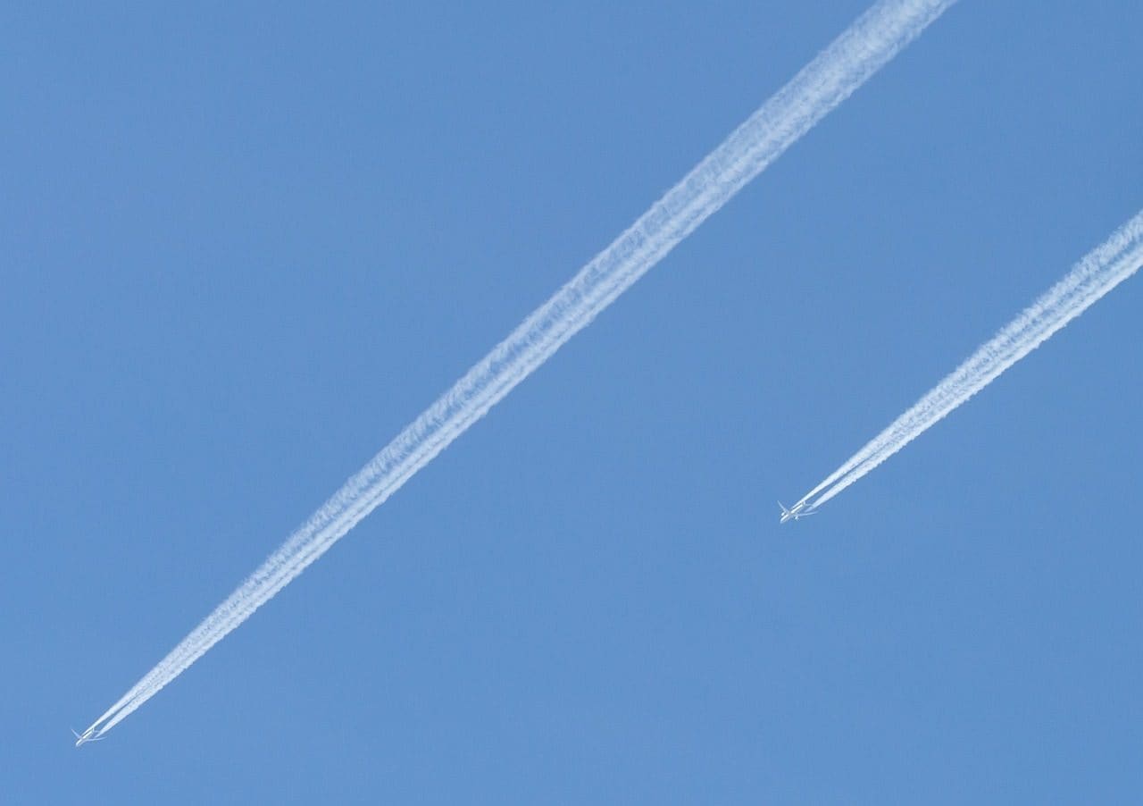 Pourquoi les nouveaux avions et les jets privés qui produisent plus de traînées dans le ciel sont un problème : l'étude 4 Image