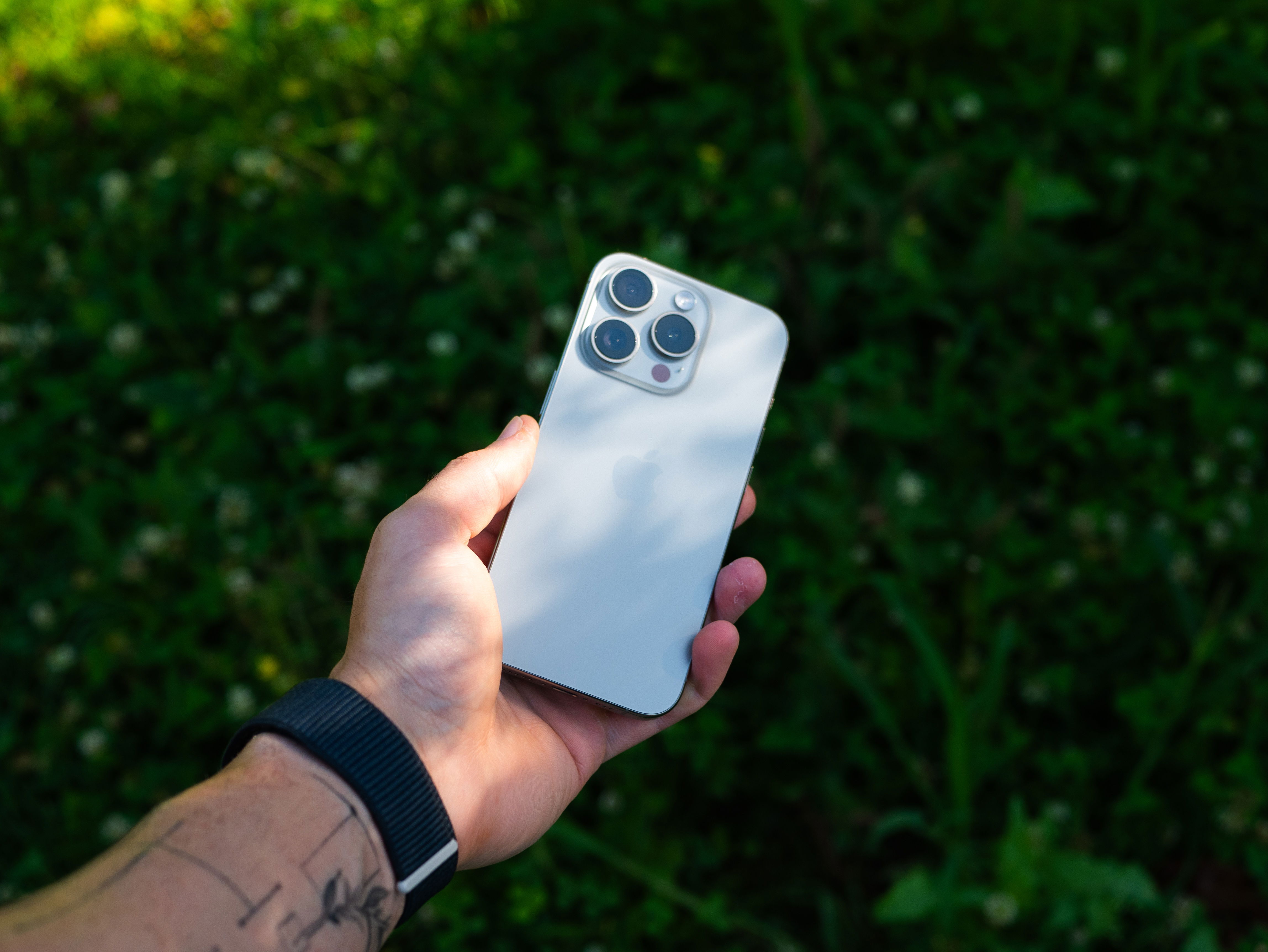 Je suis passé à l'iPhone et à l'Apple Watch après 14 ans d'utilisation d'Android. Je ne sais pas si je vais revenir 5 iPhone 15 Pro partie arrière titane naturel