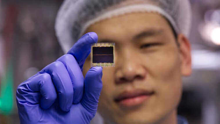Les panneaux solaires flexibles révolutionnaires sont si fins qu'ils peuvent être imprimés sur n'importe quelle surface, même sur des sacs à dos 1 Breakthrough flexible solar panels are so thin they can be printed on any surface – even backpacks