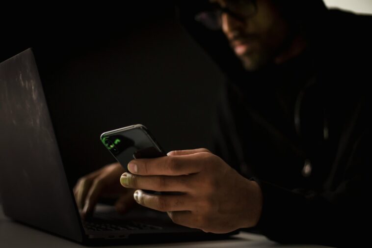 La quête de justice d'un mari révèle une opération de smishing à l'échelle mondiale 1 A husband