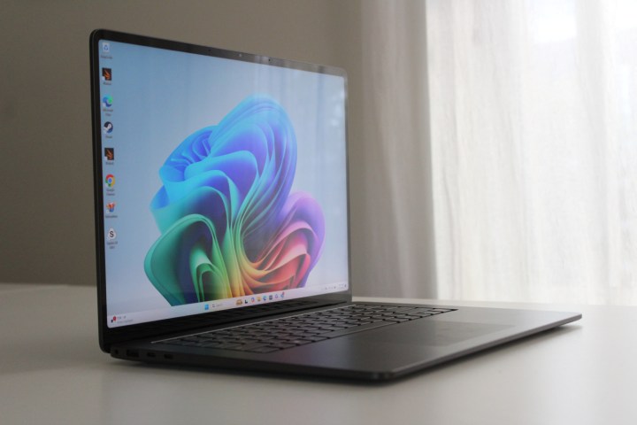 Les Chromebooks ont perdu leur chance de briller 3 Le Surface Laptop 7e Édition sur une table blanche.