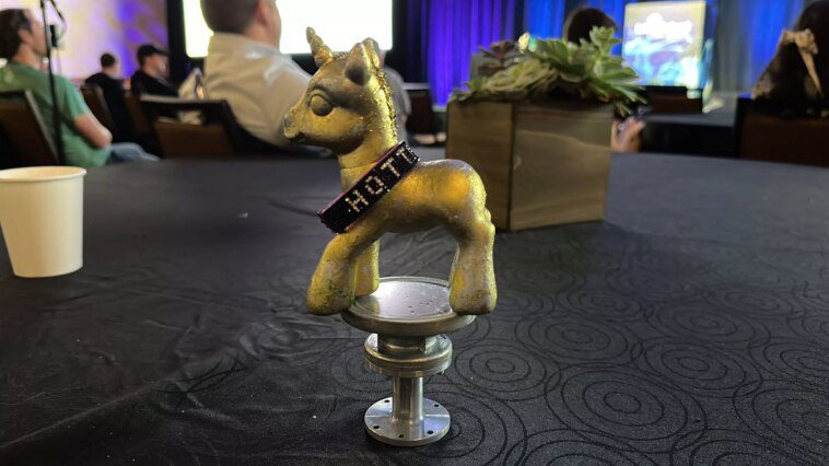 Le président de CrowdStrike accepte "L'échec le plus épique" Pwnies de cette année 1 CrowdStrike president accepts Most Epic Fail award at this year