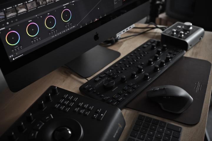 L'iMac Pro n'est peut-être pas complètement mort, et ça m'enthousiasme 3 Un iMac Pro sur un bureau avec divers accessoires, y compris un tableau Loupedeck, une souris, un clavier et d'autres équipements audio.