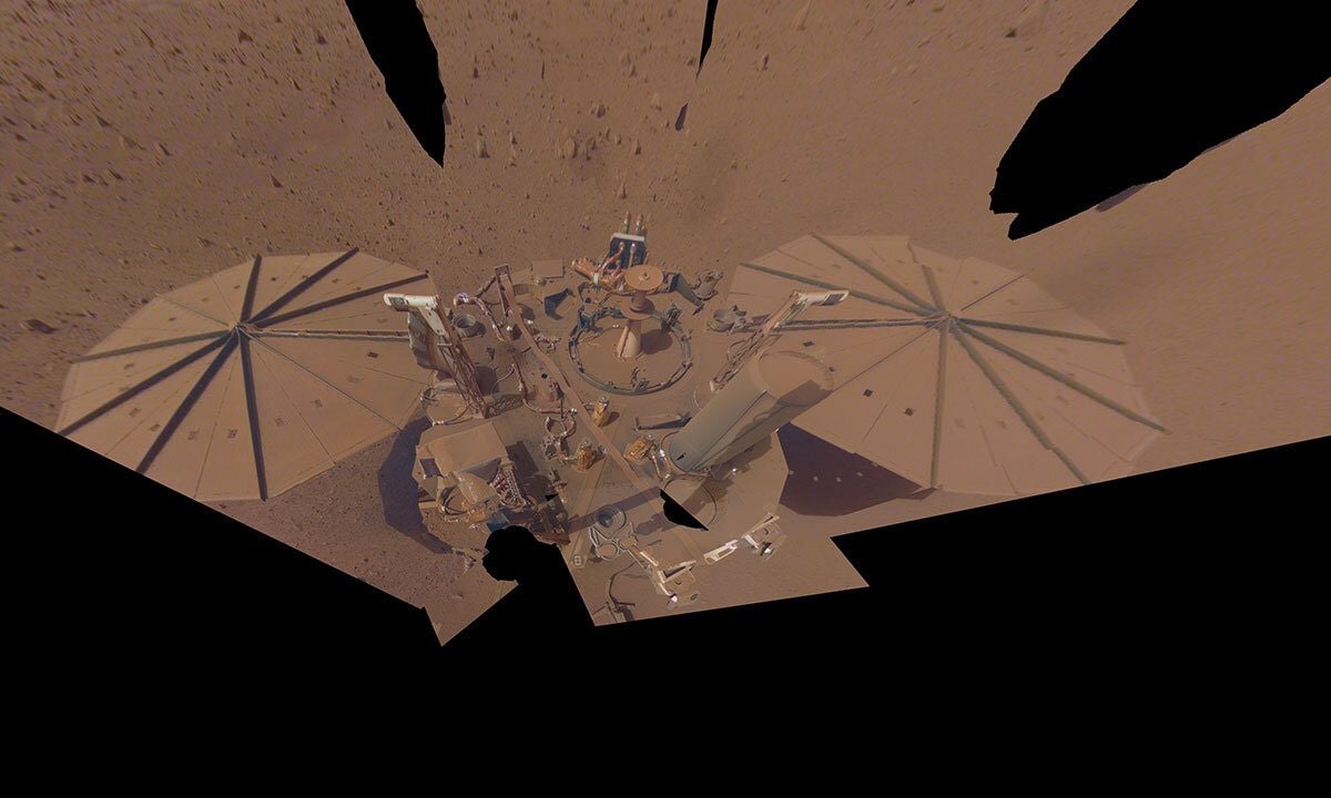 Enormes réserves d'eau liquide découvertes sur Mars: peut-être qu'elles sont habitées, mais il y a un problème 5 Les panneaux solaires du lander InSight couverts de poussière. Crédit : NASA/JPL-Caltech