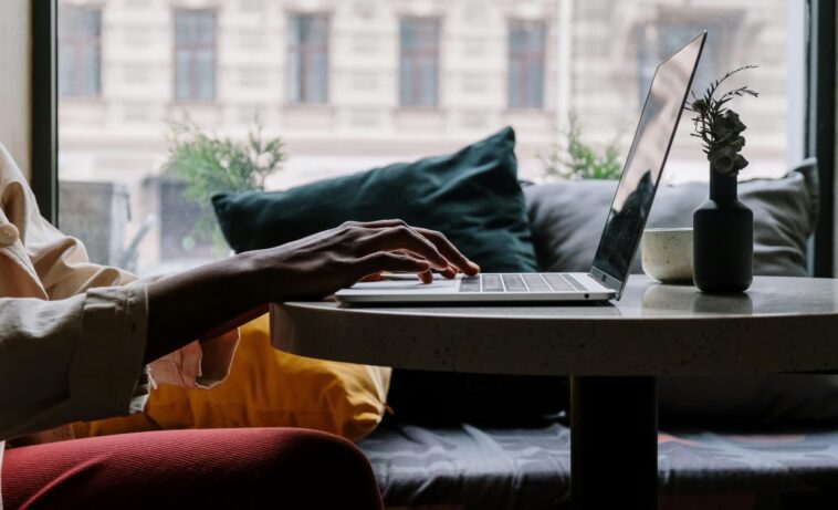 Les PC AI ont représenté 14 % des expéditions d'ordinateurs au deuxième trimestre 1 AI PCs accounted for 14% of computer shipments in the second quarter