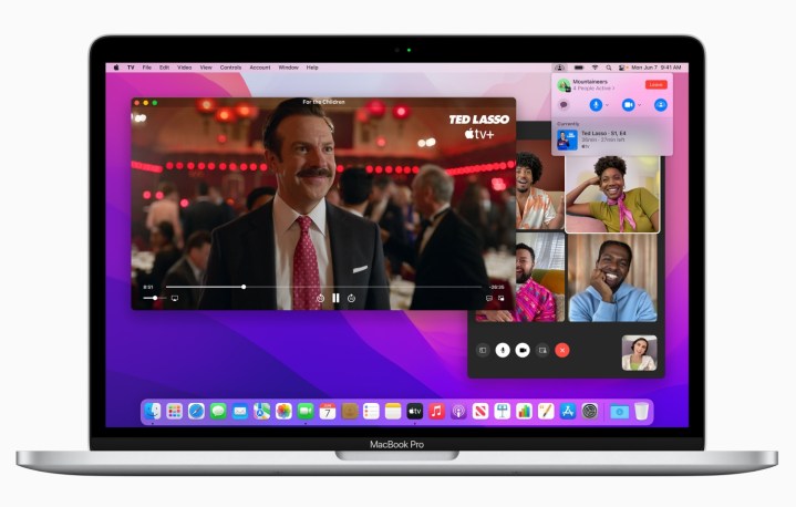Meilleures applications Mac pour 2024 : meilleur logiciel pour votre Mac 35 L'application Apple TV et l'application FaceTime utilisées avec SharePlay sur un MacBook Pro.