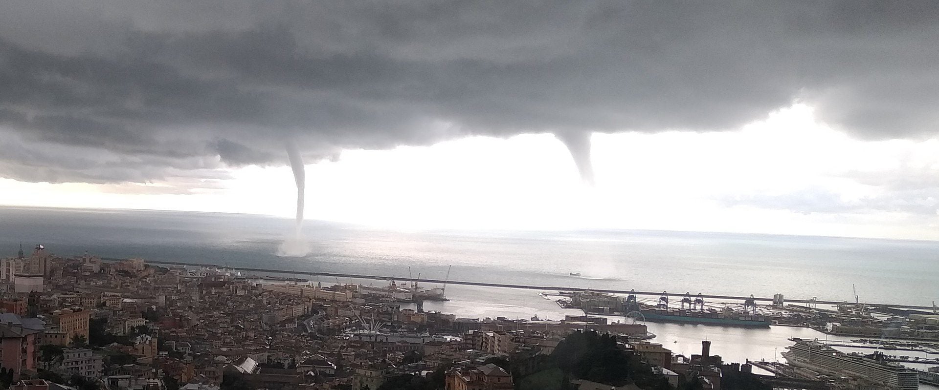 Que sont les trombes marines, sont-elles prévisibles et pourquoi peuvent-elles couler un navire 4 Trombes marines devant Gênes. Crédit : Maurizio Menessini / Wikipedia