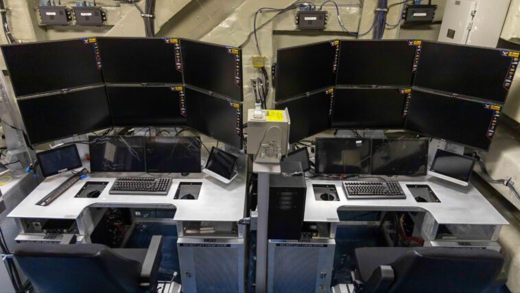 La première station de contrôle aérien sans pilote au monde installée sur un porte-avions de la marine américaine 1 World
