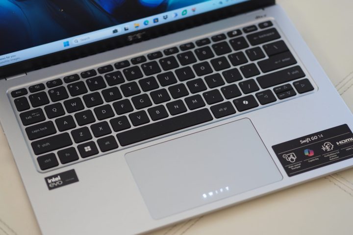 Qu'est-ce que le BIOS et comment l'utiliser 4 Acer Swift Go 14 vue de dessus montrant le clavier et le pavé tactile.