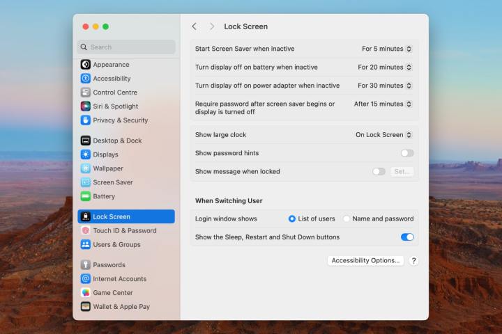 Je n'utiliserais jamais un Mac sans d'abord changer ces 8 paramètres 3 L'application Réglages Système dans macOS Sonoma, affichant les options de l'écran de verrouillage.