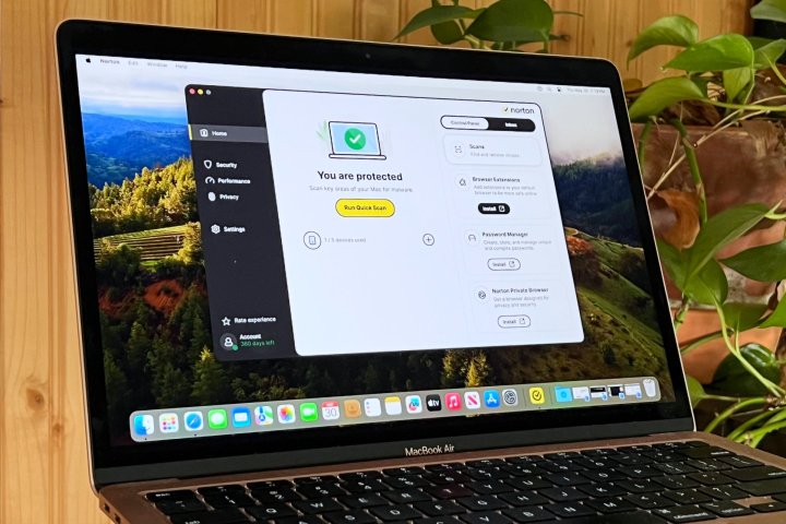 Je n'utiliserais jamais un Mac sans d'abord changer ces 8 paramètres 9 Un MacBook Air exécutant le logiciel antivirus Norton 360 Deluxe.