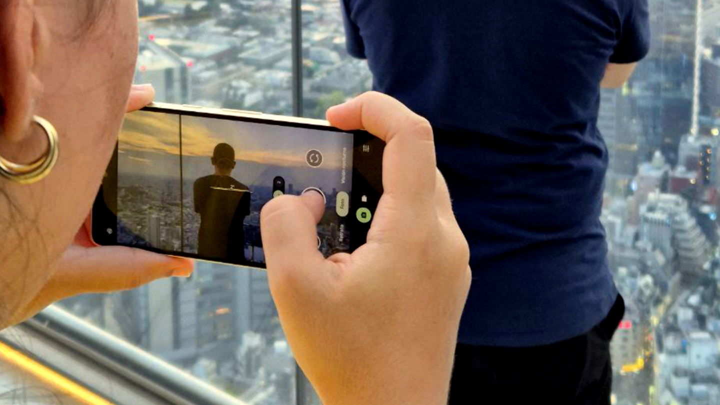 J'ai voyagé au Japon et voici les 5 gadgets que j'ai emportés avec moi : je les recommande à tout le monde 3 Personne prenant une photo avec le Google Pixel 7