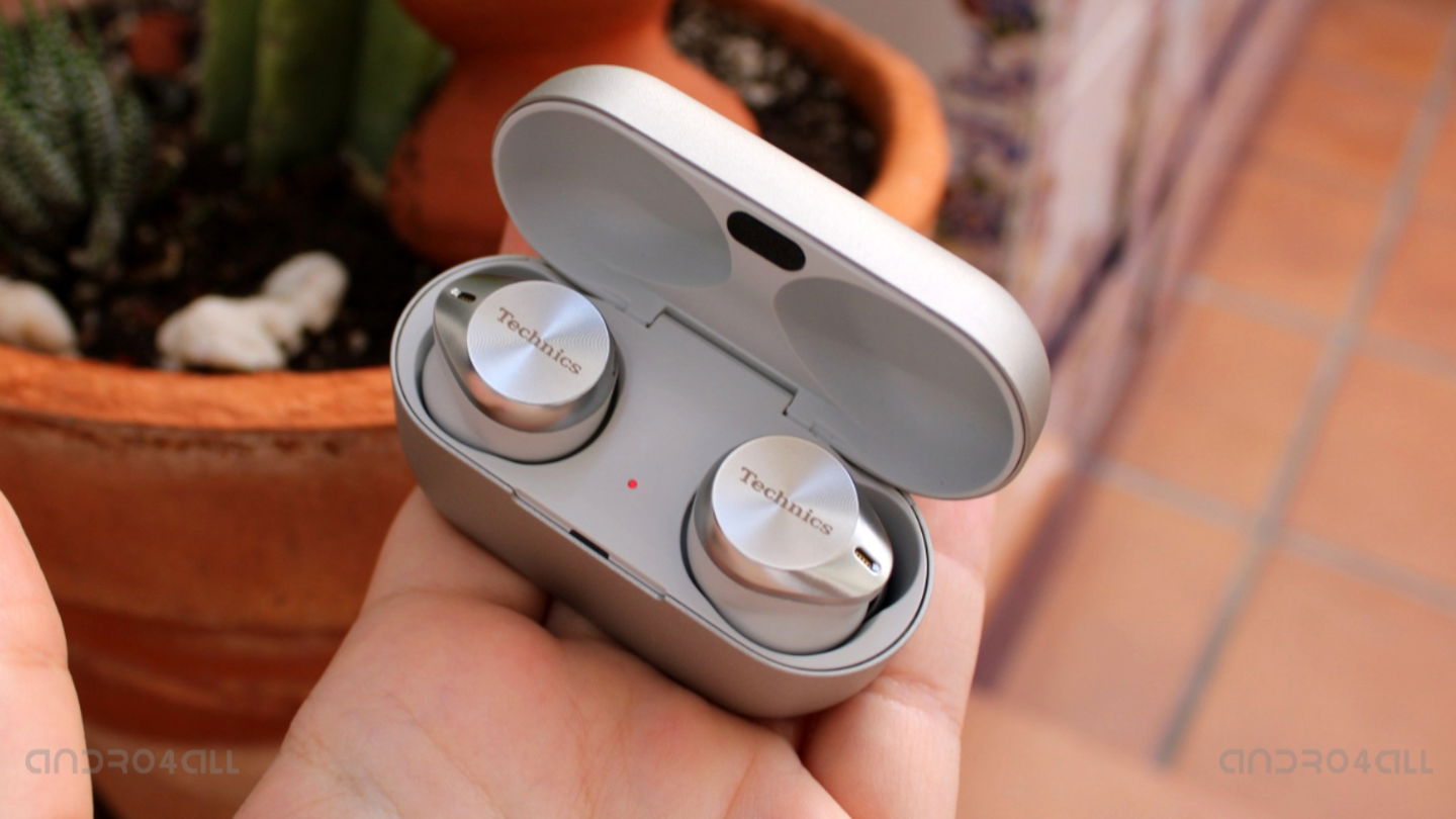 J'ai voyagé au Japon et voici les 5 gadgets que j'ai emportés avec moi : je les recommande à tout le monde 4 Technics EAH-AZ80 dans son étui