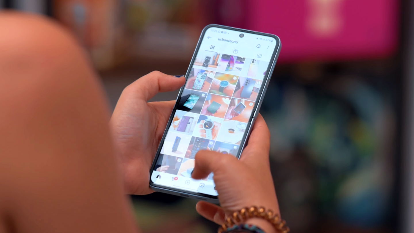 Samsung Galaxy Z Flip6 vs motorola razr 50 ultra : comparatif et lequel est le meilleur téléphone pliable 3 Instagram sur le Samsung Galaxy Z Flip6