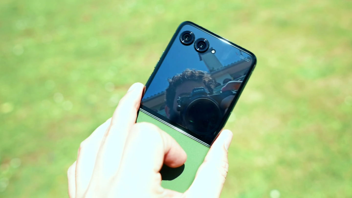 Samsung Galaxy Z Flip6 vs motorola razr 50 ultra : comparatif et lequel est le meilleur téléphone pliable 7 Photo avec l'écran externe du motorola razr 50 ultra