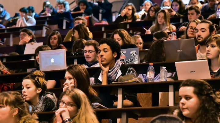 La France lance un projet interdisant les téléphones portables dans les écoles aux moins de 15 ans 3 1724961063 405 La France lance un projet interdisant les telephones portables dans.webp