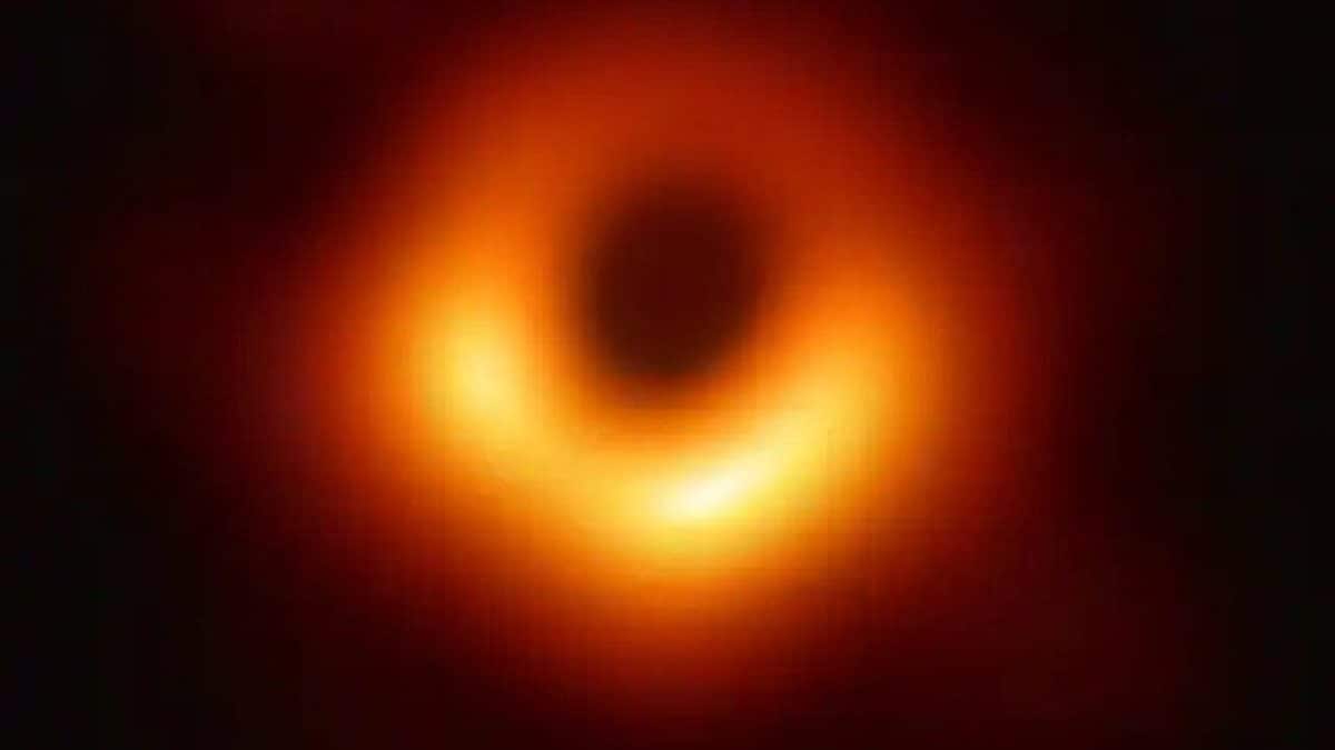 Bientôt, nous pourrons voir les images des trous noirs avec une clarté et des couleurs sans précédent 3 Trou noir au centre de M87. Crédit : EHT