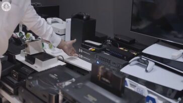 Ce collectionneur a battu le record du nombre de consoles connectées à un même téléviseur 30 Ce collectionneur a battu le record du nombre de consoles connectées à une même télévision