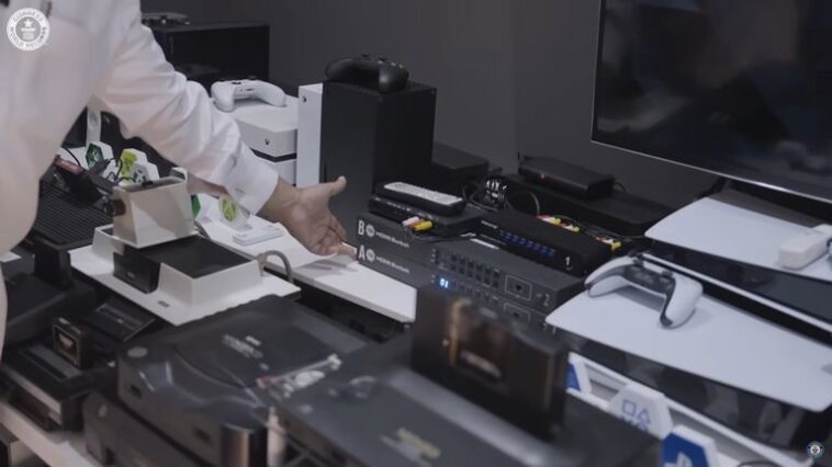 Ce collectionneur a battu le record du nombre de consoles connectées à un même téléviseur 1 Ce collectionneur a battu le record du nombre de consoles connectées à une même télévision