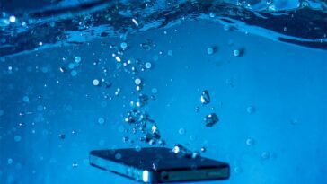 Cette vidéo YouTube peut vous aider à évacuer l'eau de votre smartphone 24 This YouTube video can help flush water out of your smartphone