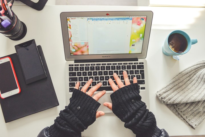 Comment supprimer une page dans Word (y compris une page blanche) 2 microsoft word sur le web avec fonctionnalité de transcription, une personne utilisant