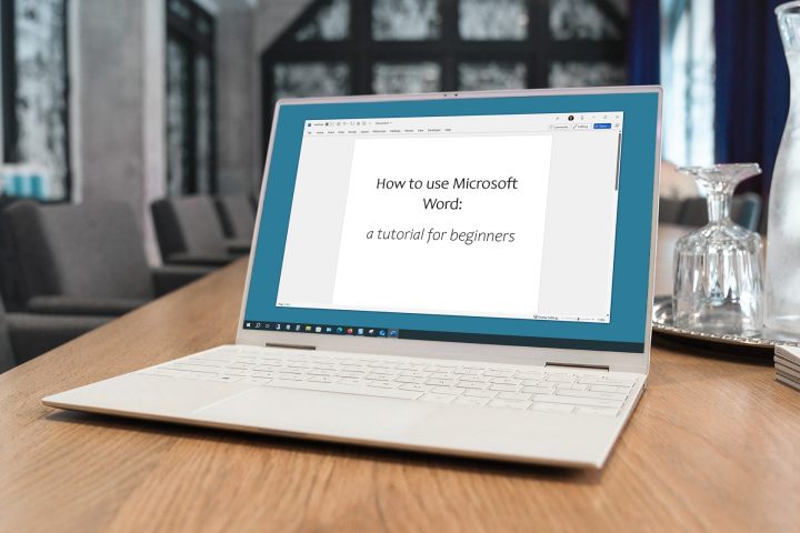 Comment utiliser Microsoft Word : tutoriel pour les débutants 2 Document Word sur un ordinateur portable sur une table.