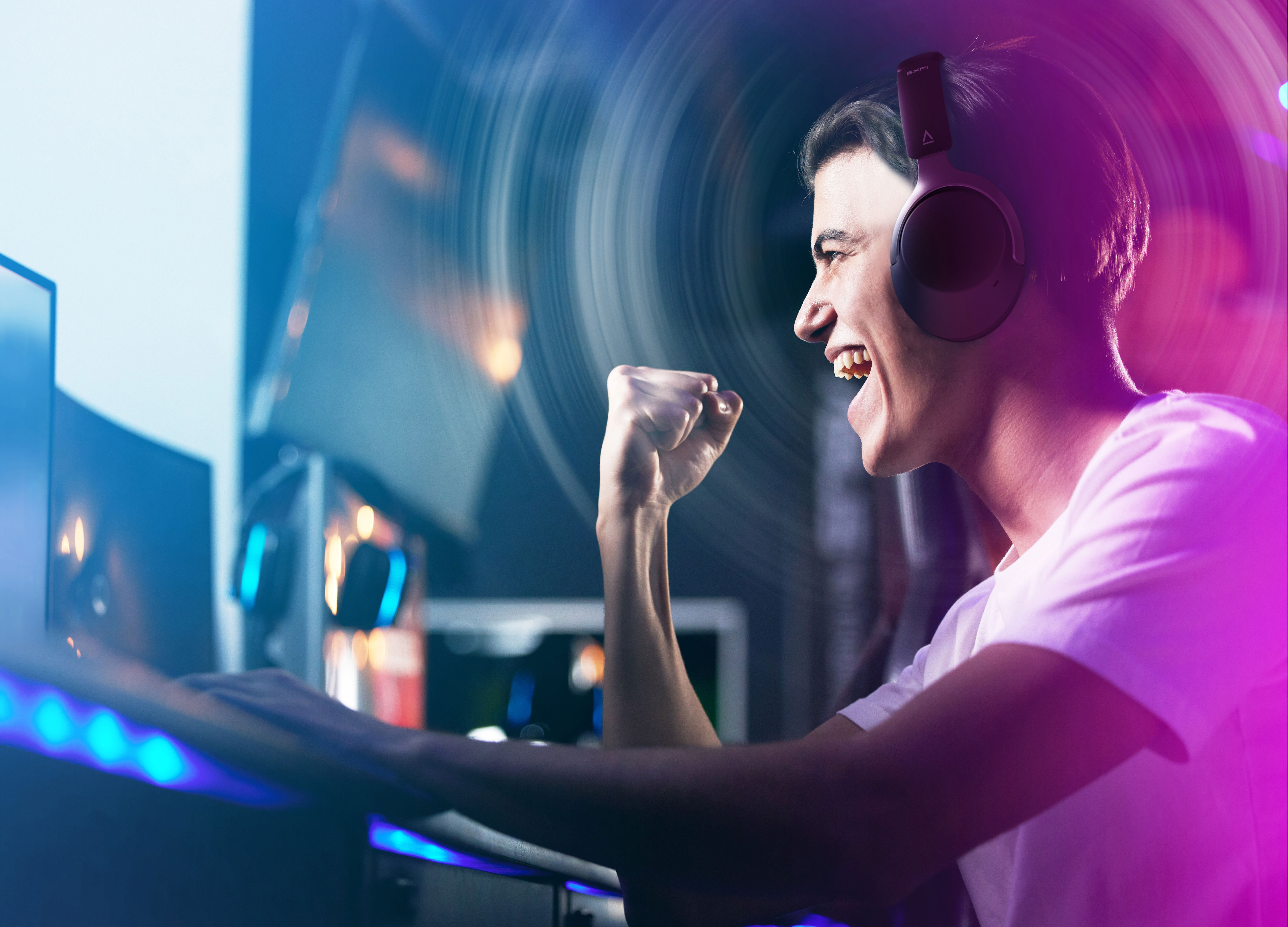 Creative le fait encore. J'ai essayé ses nouvelles technologies audio pendant un mois et voici que j'ai retenu 3 un homme célèbre avec le poing en l'air une victoire dans un jeu électronique avec des écouteurs zen hybrid sfxi