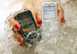 Dans quelles régions du monde les téléphones étanches étaient-ils la norme dans les années 2000 ?
