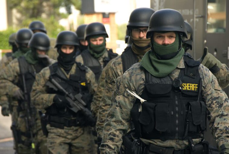 Deux Européens accusés d'avoir lancé plusieurs appels de type « swatting » et d'avoir menacé de faire exploser une bombe aux États-Unis 1 Two European men charged with making multiple swatting calls and bomb threats in the US