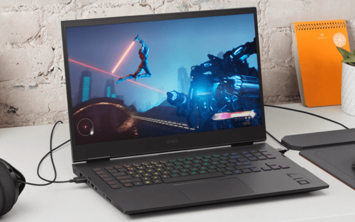 Le laptop de gaming HP Omen de 17 pouces vient de tomber en dessous de 1 000 $ 2 Un ordinateur portable HP Omen 17 sur un bureau.