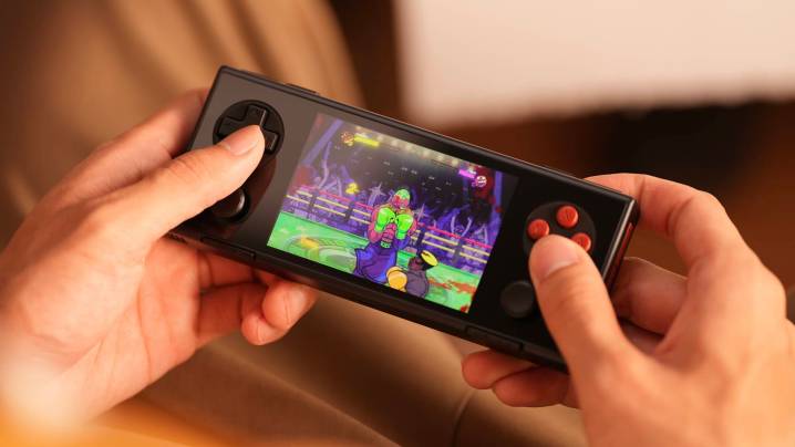 Les nouvelles consoles portables inspirées du rétro de Ayaneo sont des Game Boys Android 2 Une Ayaneo Pocket Micro en noir. Elle est tenue par une personne et ressemble à un petit carré noir avec des boutons et un d-pad.