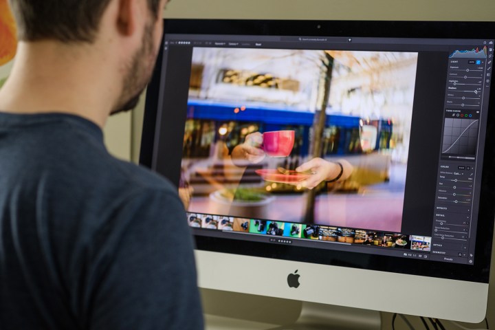 L'iMac Pro n'est peut-être pas complètement mort, et ça m'enthousiasme 2 Une personne utilisant l'iMac Pro.
