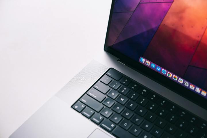 Même un Mac mini relooké ne parviendra pas à me séduire 2 Gros plan d'un MacBook Pro sur fond blanc.