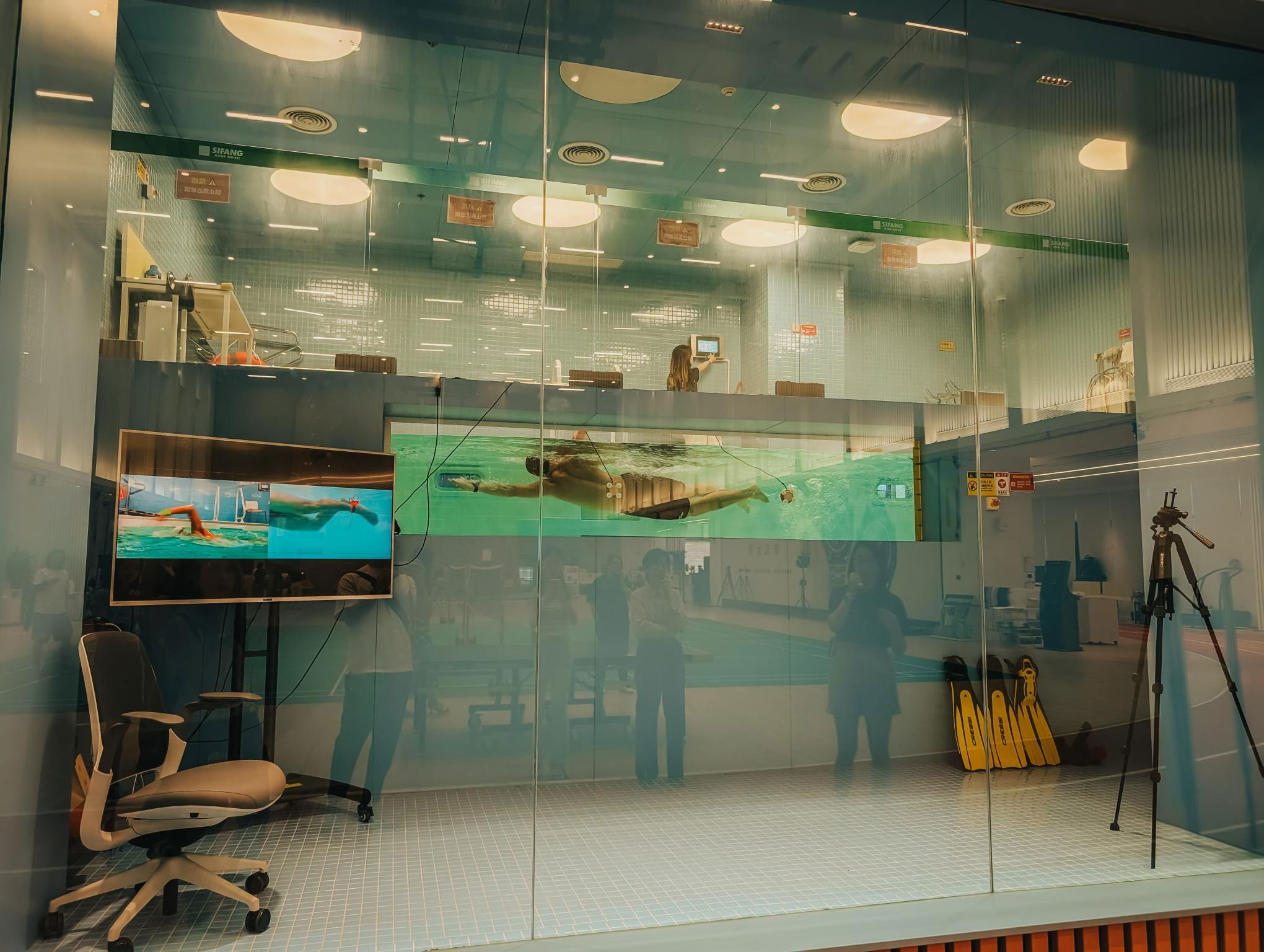 Nous entrons dans le plus grand laboratoire de santé HUAWEI : Voici comment ils testent leurs wearables 3 une personne nageant dans un cubicule pensé pour le laboratoire de santé de Huawei