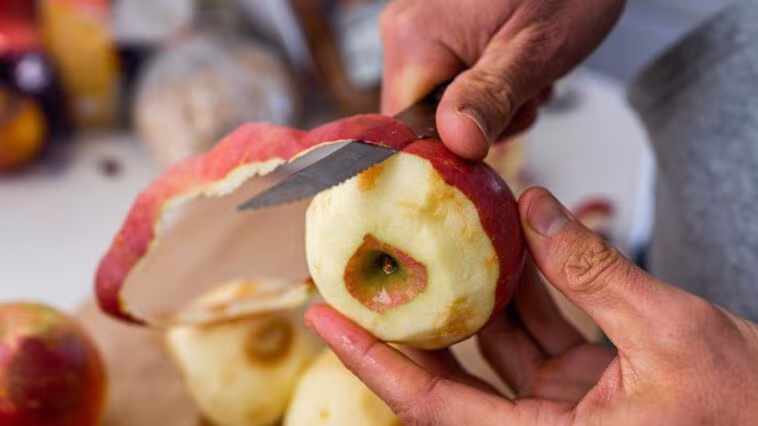 Pesticides cachés sous la peau des pommes : combien éplucher pour avoir une chair sûre 1 Image