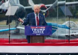 Pourquoi Trump a-t-il parlé dans une cage en verre lors du dernier meeting 29 Image